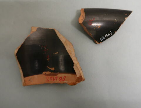 rhyton  ; vase plastique, image 2/2
