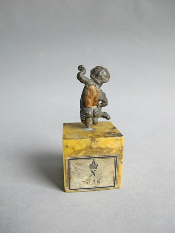 statuette, image 2/2
