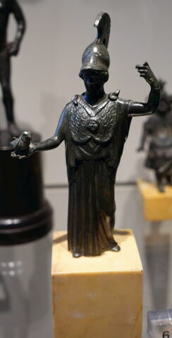 statuette, image 2/2