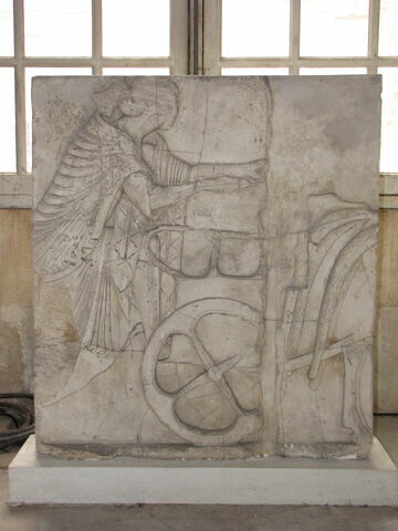 relief ; Tirage d'un bas-relief représentant un personnage montant sur un char