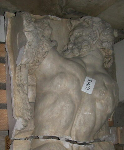 plaque de frise ; Tirage d’un relief représentant le dos d'un géant.