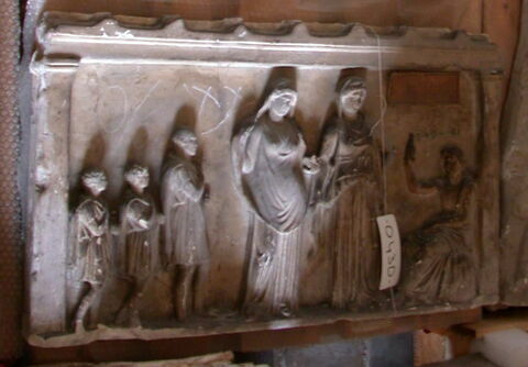 Tirage d’un relief votif représentant Apollon à l'Omphalos, Léto, Artémis et trois dédicants