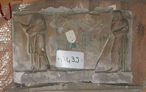 Tirage fragmentaire d’un relief représentant deux femmes