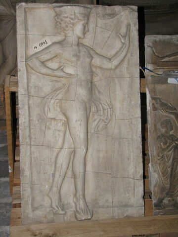 Tirage d’un relief représentant une danseuse coiffée d'un calathos