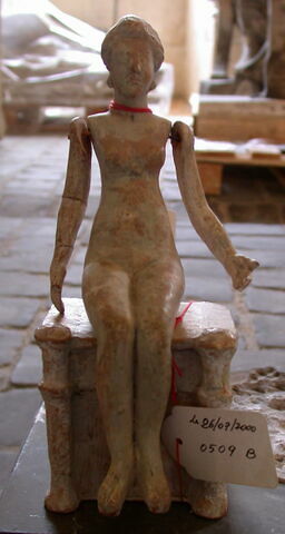Tirage intégral d’une poupée féminine nue aux bras articulés