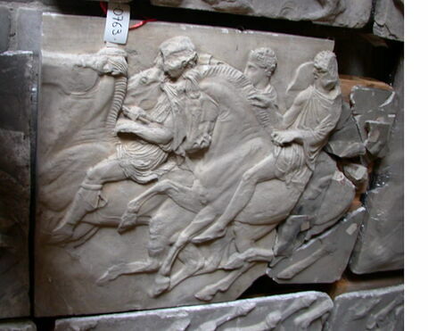 Fragment de tirage d'une plaque de la frise nord du Parthénon représentant trois cavaliers