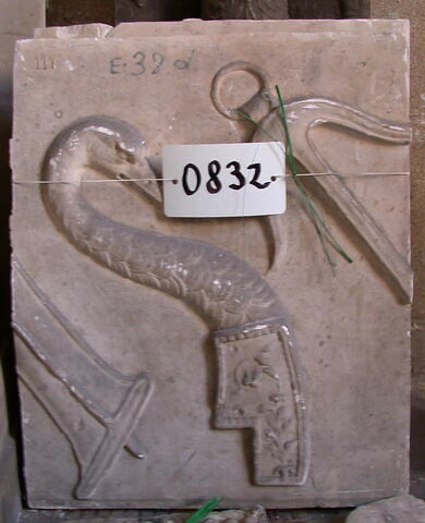 Tirage d’une plaque de relief représentant un ornement de proue, un gouvernail et une ancre