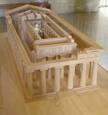 maquette ; Maquette au 1/50ème du Temple de Zeus - Olympie.
Bois de tilleul et de noyer et dorure.