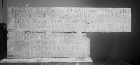 élément d'architecture  ; inscription ;  Inscription en l’honneur du chevalier romain L. Egnatuleius Sabinus