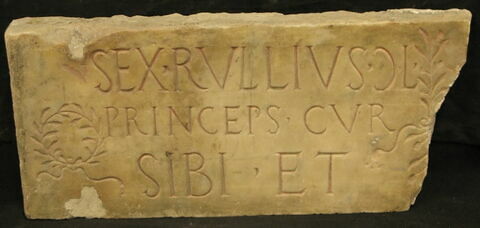 plaque de colombarium ; inscription ; Épitaphe de Sex. Rullius Princeps