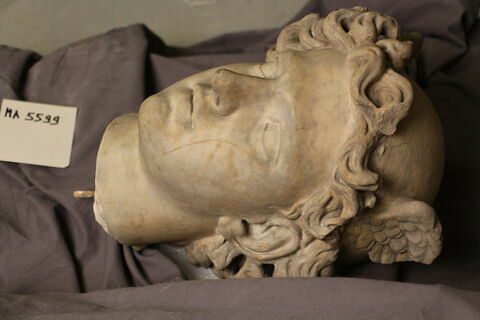 statue, image 2/4