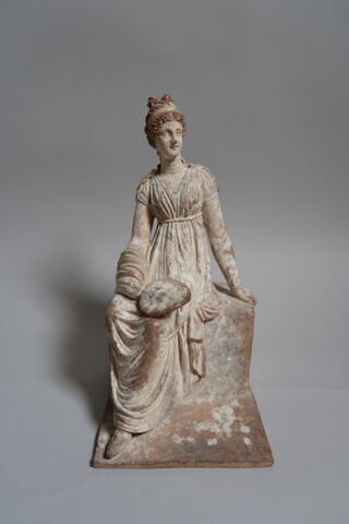 Femme assise à l'éventail