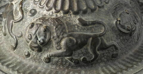 Partie de bouclier (?) (umbo de bouclier) décoré de lions passant et d'une formule votive, image 6/6