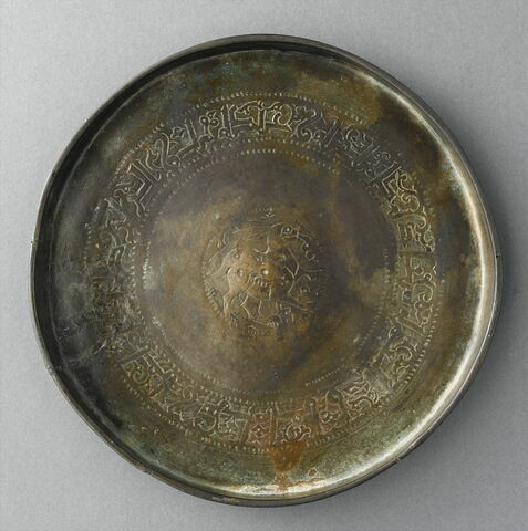 Plat au lièvre et à inscription votive, image 1/3