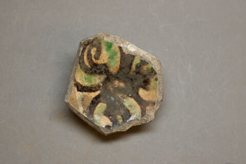 Fragment de la panse et de la base du vase, image 1/2