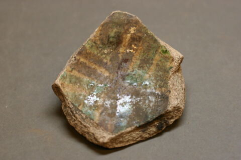 Fragment de la panse et de la base du vase, image 1/2