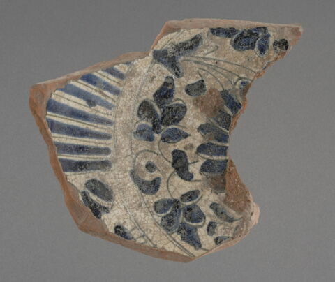 Base et paroi fragmentaire de coupe à décor de pétales et de fleurs, image 1/1