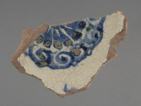 Base fragmentaire de coupelle à décor bleu et blanc, image 1/1