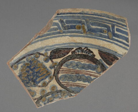 Bord de coupe plate à décor de grecques, image 1/1