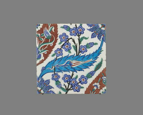 Carreau à décor de mandorles rouges et de feuilles saz bleues, image 1/2
