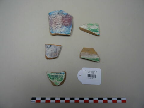 Lot de cinq tessons de coupes peintes et jaspées, image 2/2