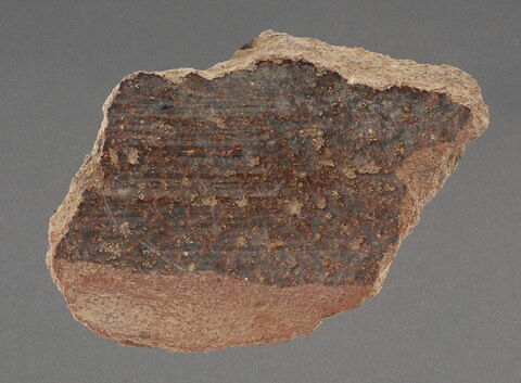 Tesson de coupe à glaçure brune, image 1/1