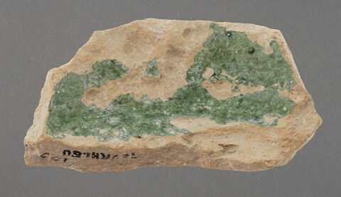 Fond de coupe à glaçure verte (fragment de), image 1/1