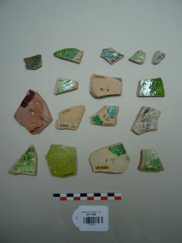 Lot de 16 tessons à décor sgraffito sous glaçure verte, image 1/2