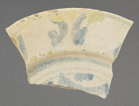 Bord de petit plat à décor bleu et blanc, image 1/1