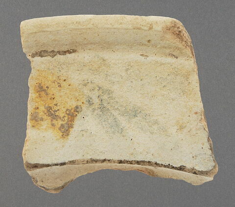 Bord de plat ? à décor jaune, bleu et blanc, image 1/1