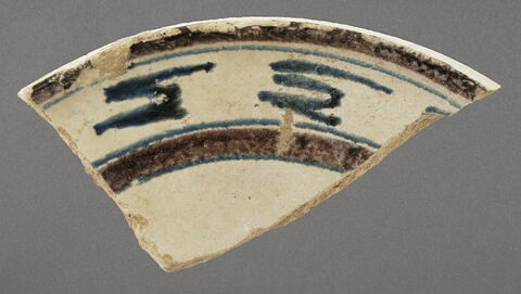 Bord de bassin à décor aubergine, bleu et blanc, image 1/1