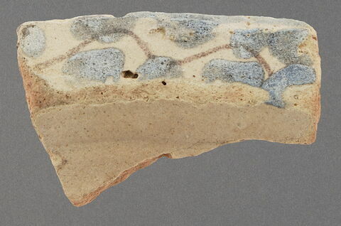 Bord de coupe à décor aubergine, bleu et blanc, image 1/1