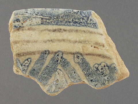 Bord de coupe à décor aubergine, bleu et blanc, image 1/1