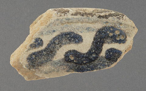 Bord de coupe à décor aubergine, bleu et blanc, image 1/1