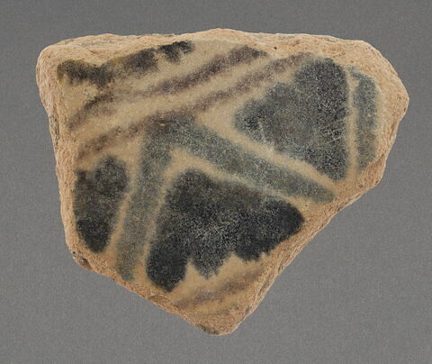 Tesson de coupe à décor aubergine, bleu et blanc, image 1/1