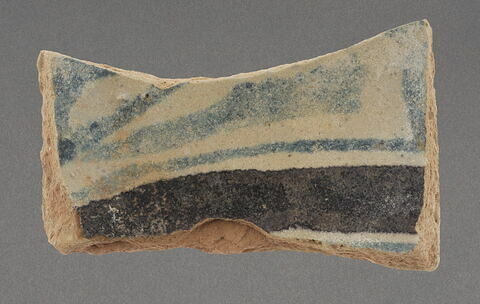 Tesson de coupe à décor aubergine, bleu et blanc, image 1/1