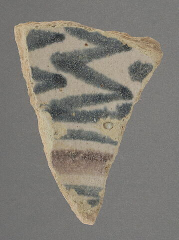 Tesson de coupe à décor aubergine, bleu et blanc, image 1/1