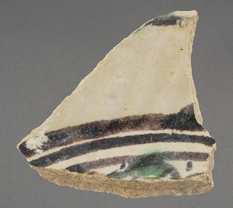 Tesson de coupe à décor vert, brun et blanc, image 1/1