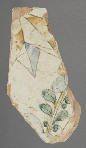 Fragment de carreau de revêtement à décor floral et étoilé, image 1/1