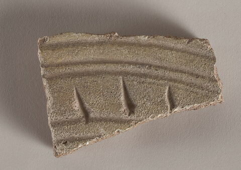 Fragment (de couvercle ?), image 1/1
