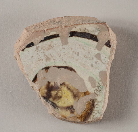 Fragment de pied de vaisselle, image 1/1