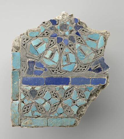Fragment d'un panneau de mosaïque de céramique à décor géométrique