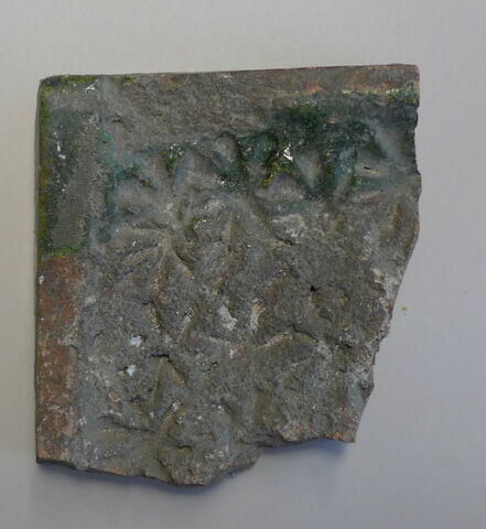 Fragment jointifs d'un carreau tapissé de rosettes, image 1/1