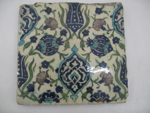 Carreau à médaillons et réseau floral (oeillets, tulipes, rosettes, grenades (?)), image 1/1