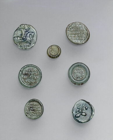 Poids monétaire d'un fals de vingt kharruba, au nom de Muhammad Ibn ʿAmru, image 2/2