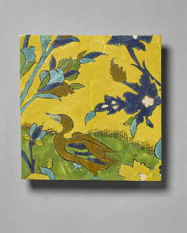 Carreau d'un panneau au vase à décor d'arabesques flanqué de canards : un canard posé, image 1/2