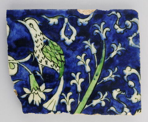 Carreau au champ d'oeillets, d'iris et de jacinthes et oiseau sur fond bleu