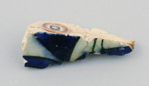 Fragment issu du carreau au champ d'oeillets, d'iris et de jacinthes et oiseau sur fond bleu