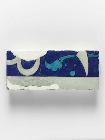 Carreau fragmentaire à inscription blanche sur fond bleu cobalt