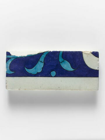 Carreau fragmentaire à inscription blanche sur fond bleu cobalt, image 1/1